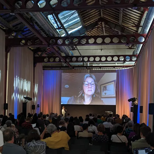 Installation audiovisuelle pour conférence hybride